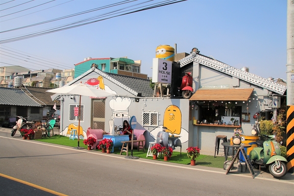 三合院咖啡：【彰化和美景點】3HOUSE三合院咖啡~超療癒彩繪美拍打卡景點，蛋黃哥，豆豆龍，小小兵大集合