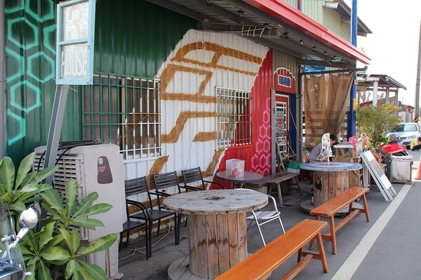 三合院咖啡：【彰化和美景點】3HOUSE三合院咖啡~超療癒彩繪美拍打卡景點，蛋黃哥，豆豆龍，小小兵大集合