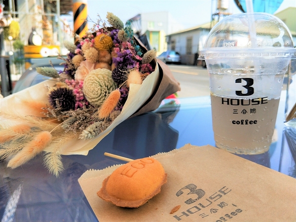 三合院咖啡：【彰化和美景點】3HOUSE三合院咖啡~超療癒彩繪美拍打卡景點，蛋黃哥，豆豆龍，小小兵大集合