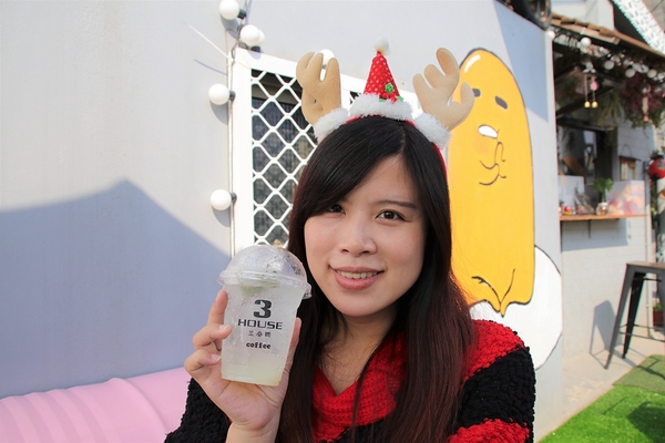 三合院咖啡：【彰化和美景點】3HOUSE三合院咖啡~超療癒彩繪美拍打卡景點，蛋黃哥，豆豆龍，小小兵大集合