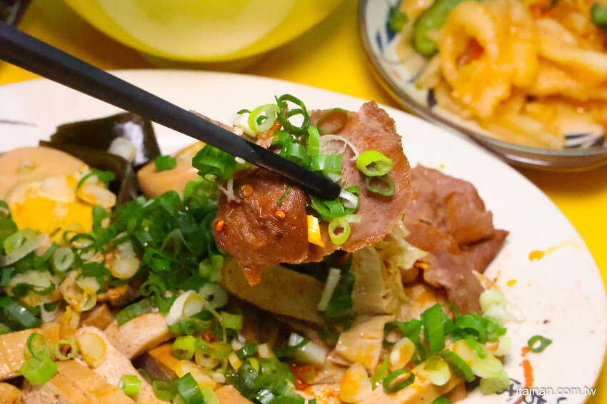 全台南最浮誇傳統意麵，整隻魷魚躺上去，滿滿海鮮看不到麵啦!吃傳統味也吃創意的「天天意麵」 @台南好Food遊