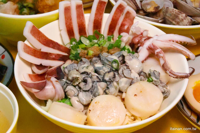 全台南最浮誇傳統意麵，整隻魷魚躺上去，滿滿海鮮看不到麵啦!吃傳統味也吃創意的「天天意麵」 @台南好Food遊