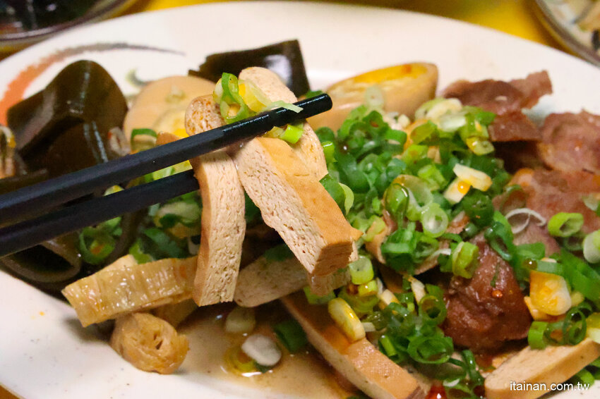 全台南最浮誇傳統意麵，整隻魷魚躺上去，滿滿海鮮看不到麵啦!吃傳統味也吃創意的「天天意麵」 @台南好Food遊