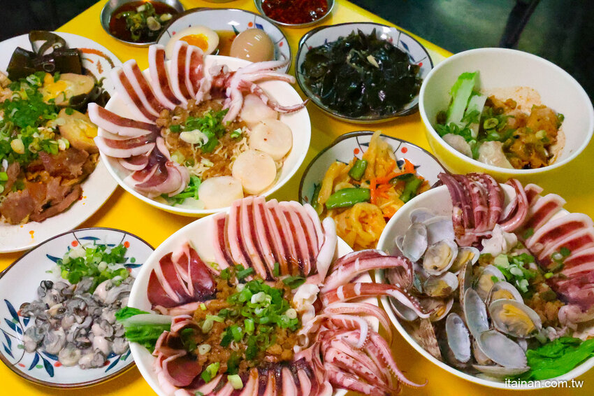 全台南最浮誇傳統意麵，整隻魷魚躺上去，滿滿海鮮看不到麵啦!吃傳統味也吃創意的「天天意麵」 @台南好Food遊