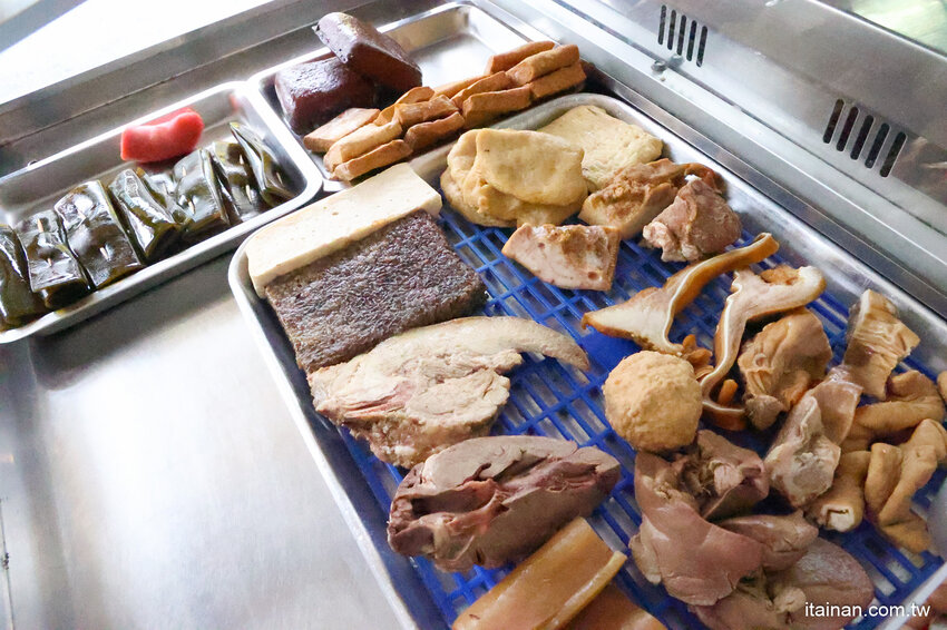 全台南最浮誇傳統意麵，整隻魷魚躺上去，滿滿海鮮看不到麵啦!吃傳統味也吃創意的「天天意麵」 @台南好Food遊