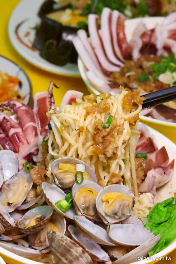 全台南最浮誇傳統意麵，整隻魷魚躺上去，滿滿海鮮看不到麵啦!吃傳統味也吃創意的「天天意麵」 @台南好Food遊