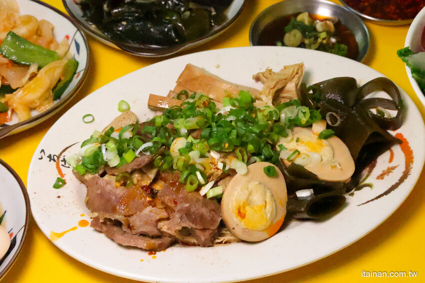 全台南最浮誇傳統意麵，整隻魷魚躺上去，滿滿海鮮看不到麵啦!吃傳統味也吃創意的「天天意麵」 @台南好Food遊