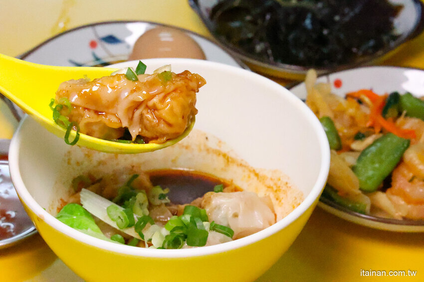 全台南最浮誇傳統意麵，整隻魷魚躺上去，滿滿海鮮看不到麵啦!吃傳統味也吃創意的「天天意麵」 @台南好Food遊