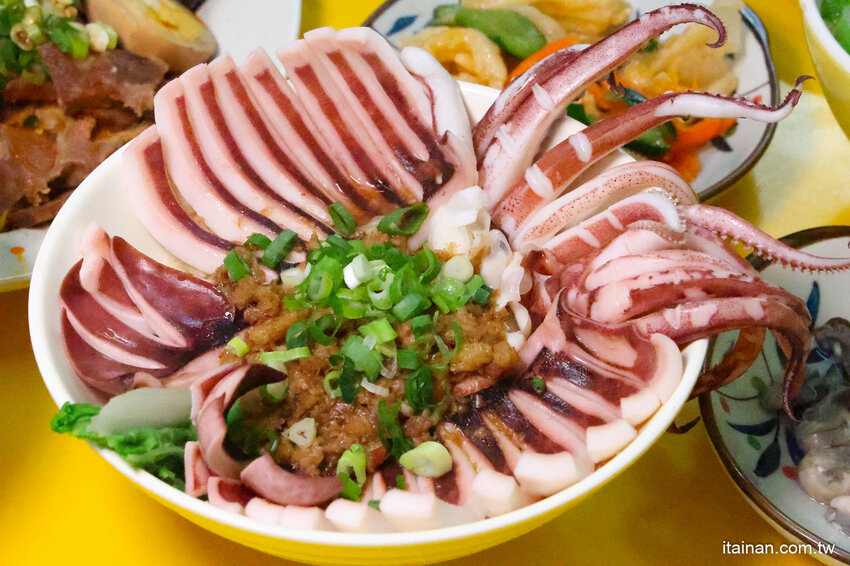 全台南最浮誇傳統意麵，整隻魷魚躺上去，滿滿海鮮看不到麵啦!吃傳統味也吃創意的「天天意麵」 @台南好Food遊