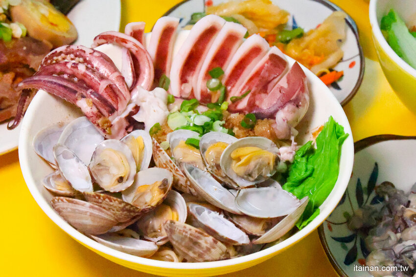 全台南最浮誇傳統意麵，整隻魷魚躺上去，滿滿海鮮看不到麵啦!吃傳統味也吃創意的「天天意麵」 @台南好Food遊