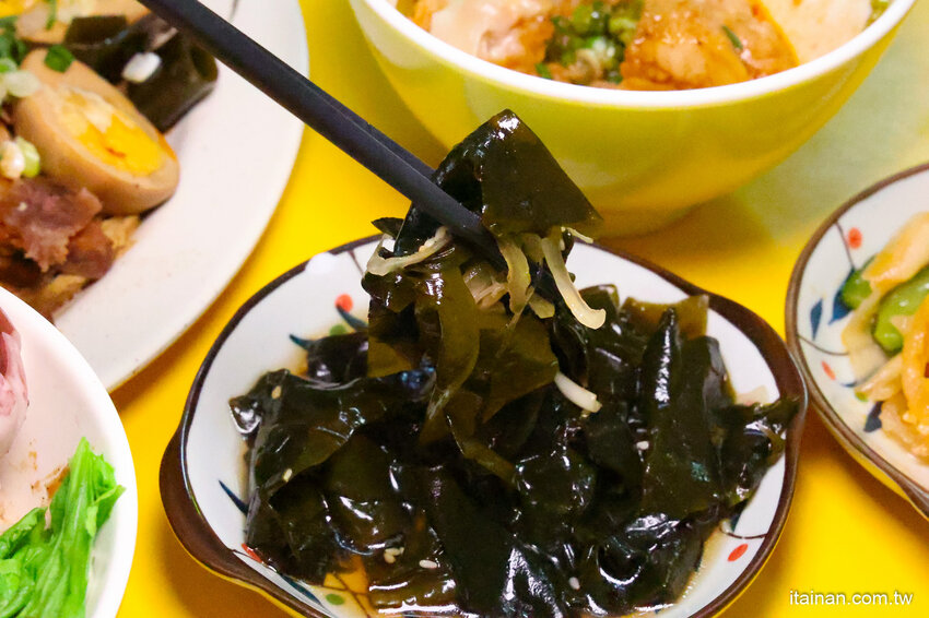 全台南最浮誇傳統意麵，整隻魷魚躺上去，滿滿海鮮看不到麵啦!吃傳統味也吃創意的「天天意麵」 @台南好Food遊