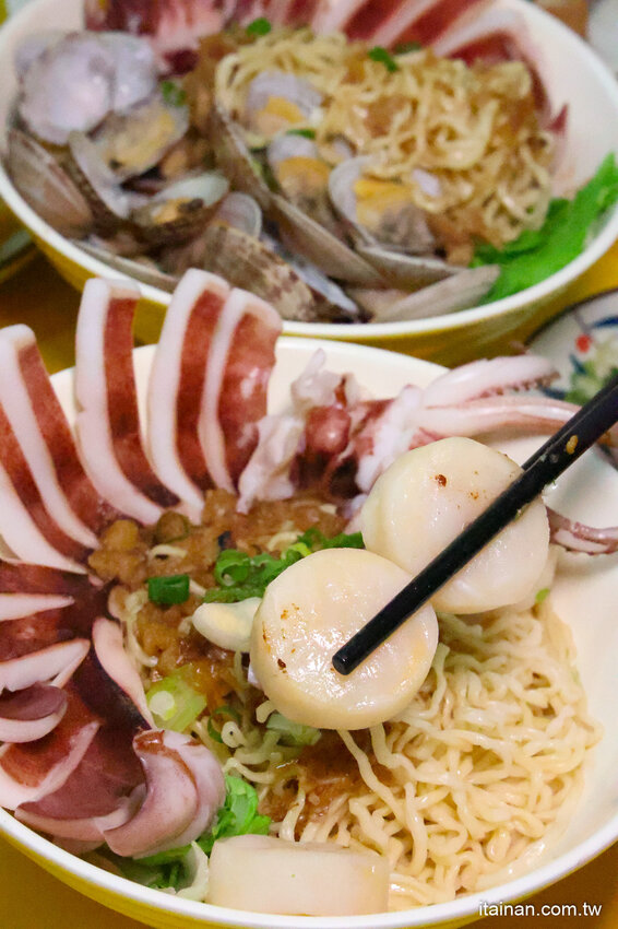 全台南最浮誇傳統意麵，整隻魷魚躺上去，滿滿海鮮看不到麵啦!吃傳統味也吃創意的「天天意麵」 @台南好Food遊