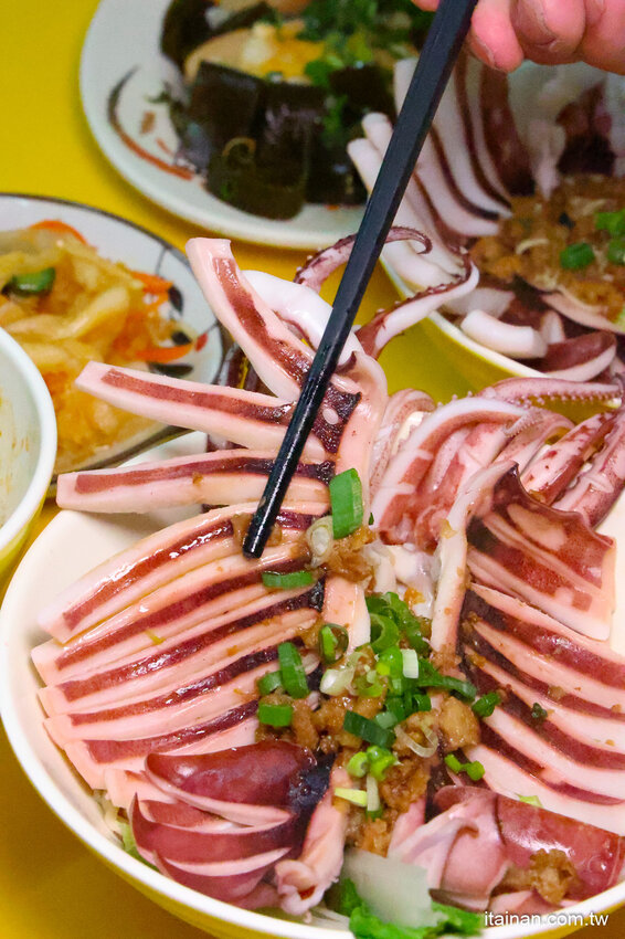 全台南最浮誇傳統意麵，整隻魷魚躺上去，滿滿海鮮看不到麵啦!吃傳統味也吃創意的「天天意麵」 @台南好Food遊