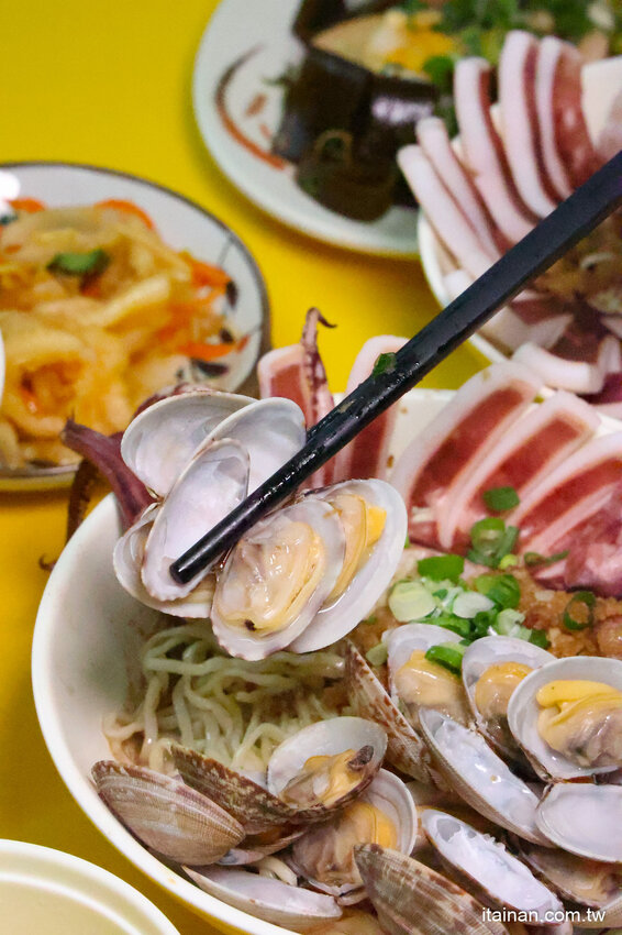 全台南最浮誇傳統意麵，整隻魷魚躺上去，滿滿海鮮看不到麵啦!吃傳統味也吃創意的「天天意麵」 @台南好Food遊