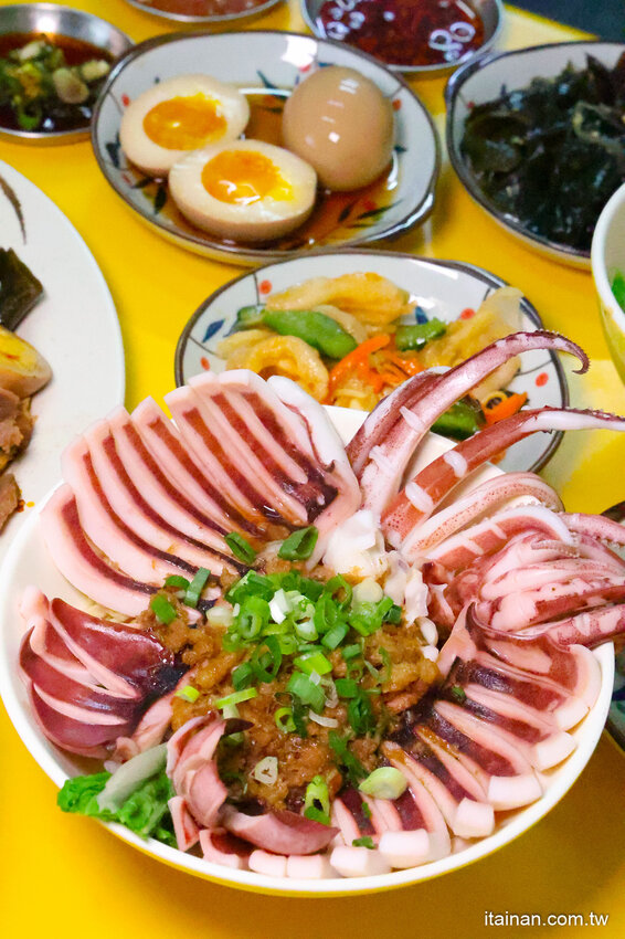 全台南最浮誇傳統意麵，整隻魷魚躺上去，滿滿海鮮看不到麵啦!吃傳統味也吃創意的「天天意麵」 @台南好Food遊