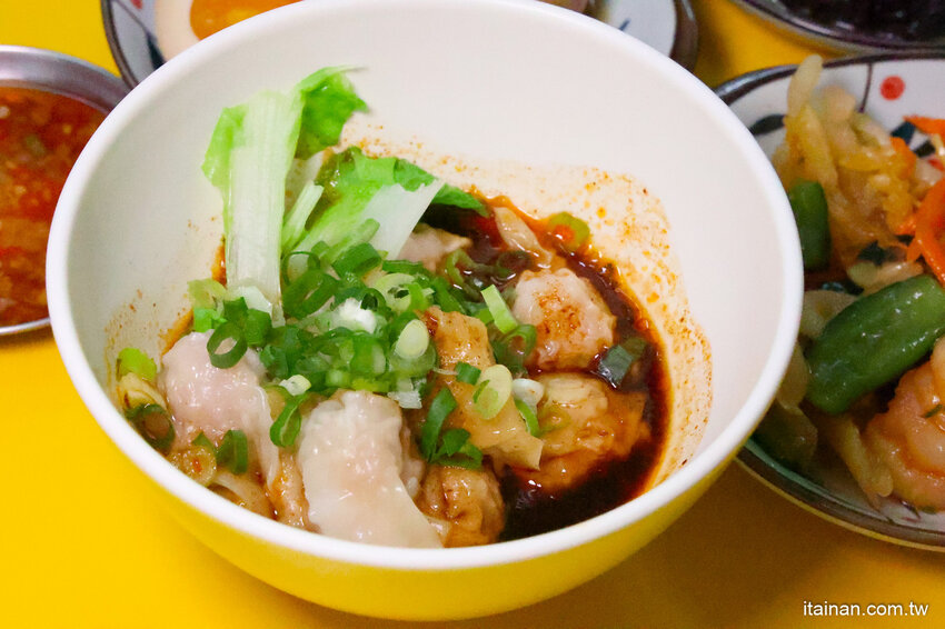 全台南最浮誇傳統意麵，整隻魷魚躺上去，滿滿海鮮看不到麵啦!吃傳統味也吃創意的「天天意麵」 @台南好Food遊