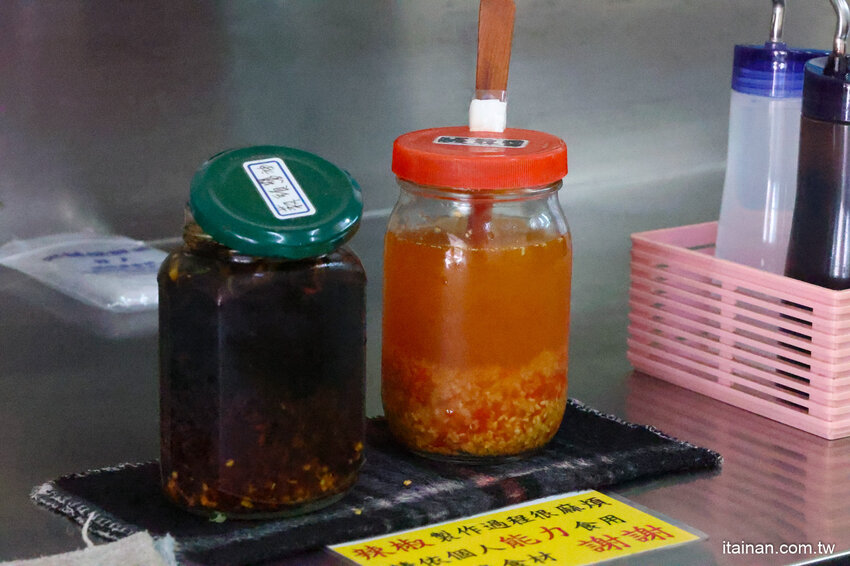 全台南最浮誇傳統意麵，整隻魷魚躺上去，滿滿海鮮看不到麵啦!吃傳統味也吃創意的「天天意麵」 @台南好Food遊