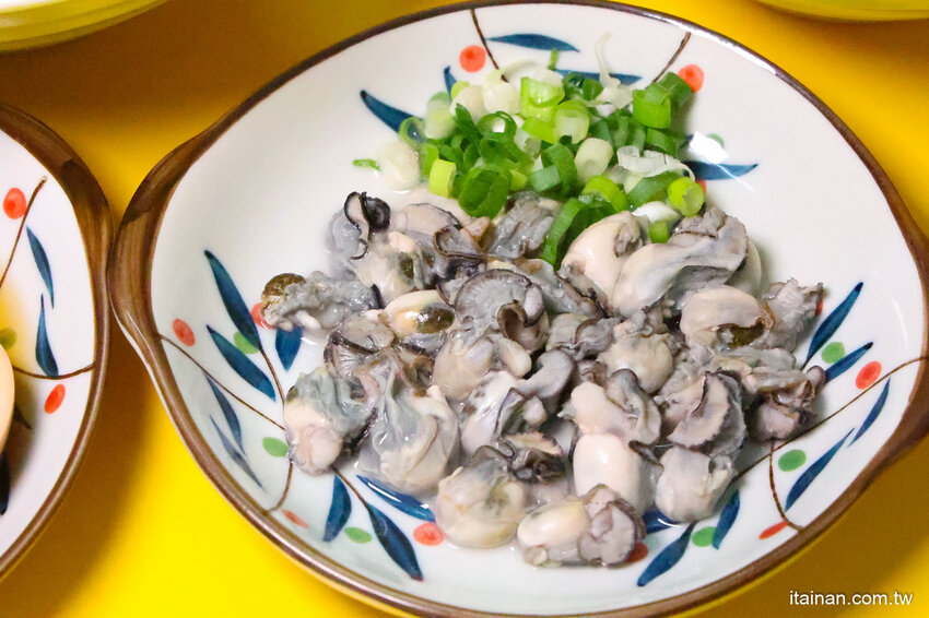 全台南最浮誇傳統意麵，整隻魷魚躺上去，滿滿海鮮看不到麵啦!吃傳統味也吃創意的「天天意麵」 @台南好Food遊