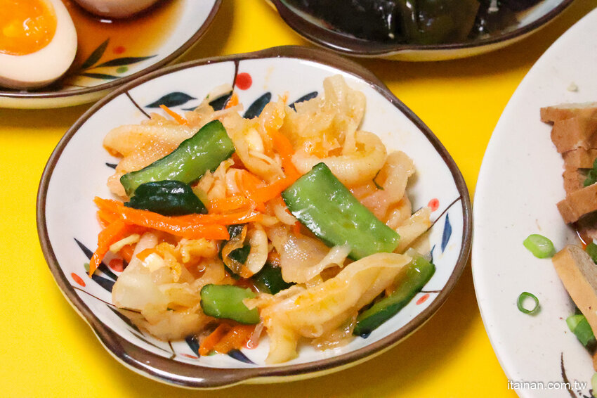 全台南最浮誇傳統意麵，整隻魷魚躺上去，滿滿海鮮看不到麵啦!吃傳統味也吃創意的「天天意麵」 @台南好Food遊