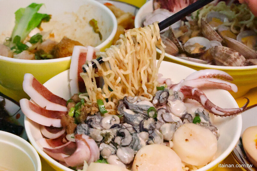 全台南最浮誇傳統意麵，整隻魷魚躺上去，滿滿海鮮看不到麵啦!吃傳統味也吃創意的「天天意麵」 @台南好Food遊