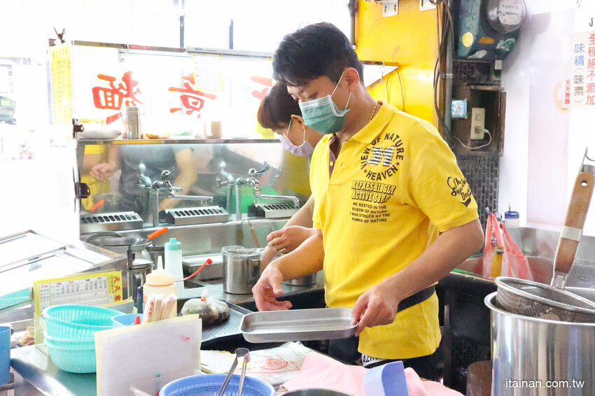 全台南最浮誇傳統意麵，整隻魷魚躺上去，滿滿海鮮看不到麵啦!吃傳統味也吃創意的「天天意麵」 @台南好Food遊