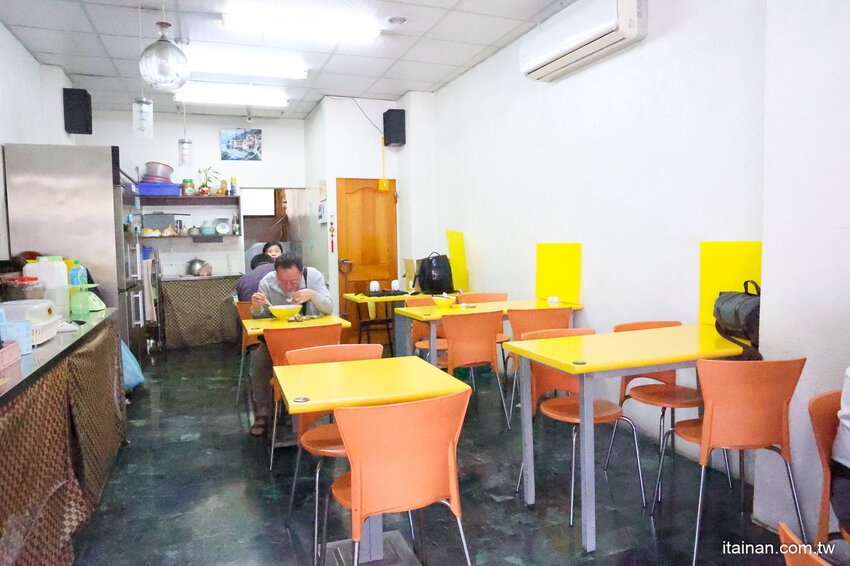 全台南最浮誇傳統意麵，整隻魷魚躺上去，滿滿海鮮看不到麵啦!吃傳統味也吃創意的「天天意麵」 @台南好Food遊