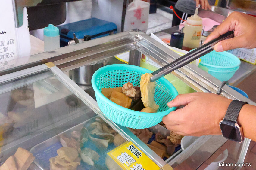 全台南最浮誇傳統意麵，整隻魷魚躺上去，滿滿海鮮看不到麵啦!吃傳統味也吃創意的「天天意麵」 @台南好Food遊