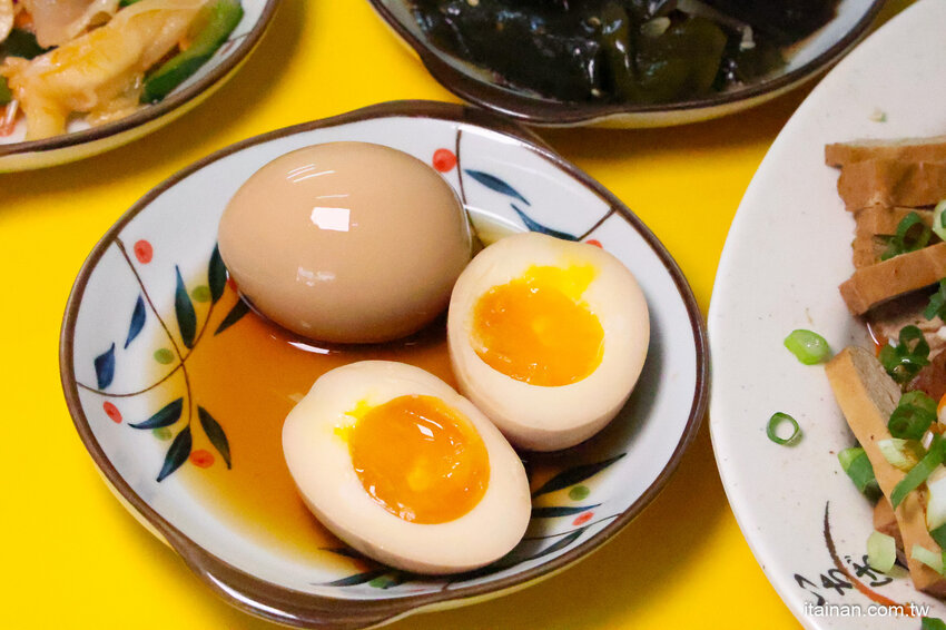 全台南最浮誇傳統意麵，整隻魷魚躺上去，滿滿海鮮看不到麵啦!吃傳統味也吃創意的「天天意麵」 @台南好Food遊