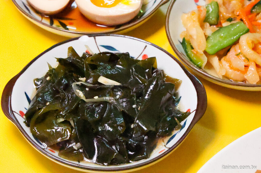 全台南最浮誇傳統意麵，整隻魷魚躺上去，滿滿海鮮看不到麵啦!吃傳統味也吃創意的「天天意麵」 @台南好Food遊