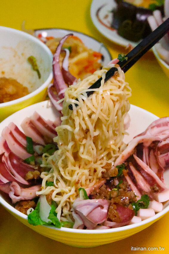 全台南最浮誇傳統意麵，整隻魷魚躺上去，滿滿海鮮看不到麵啦!吃傳統味也吃創意的「天天意麵」 @台南好Food遊