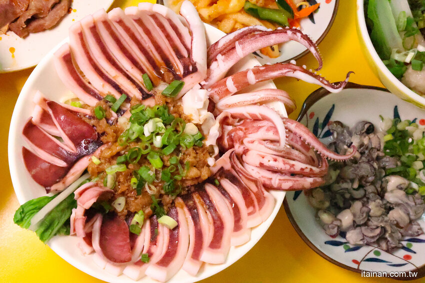 全台南最浮誇傳統意麵，整隻魷魚躺上去，滿滿海鮮看不到麵啦!吃傳統味也吃創意的「天天意麵」 @台南好Food遊