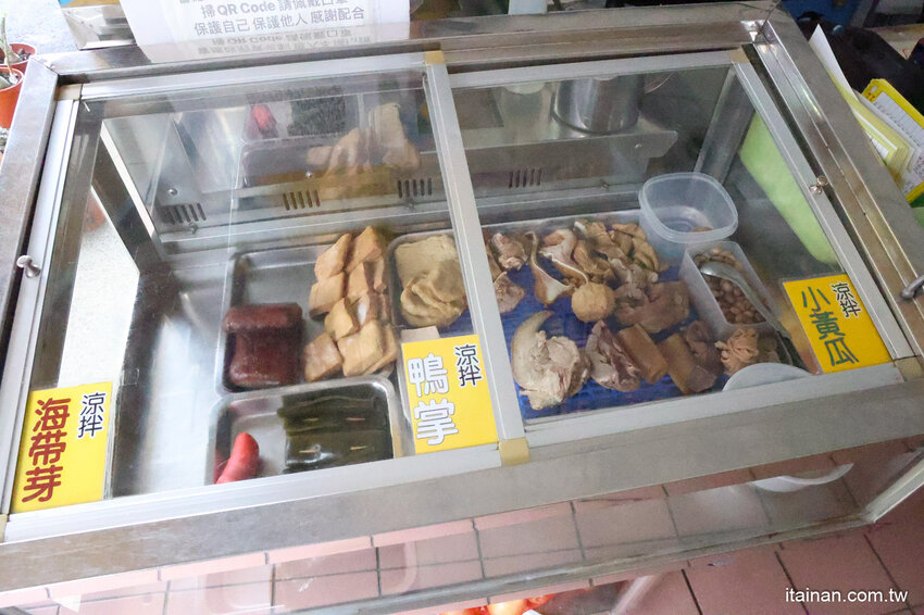 全台南最浮誇傳統意麵，整隻魷魚躺上去，滿滿海鮮看不到麵啦!吃傳統味也吃創意的「天天意麵」 @台南好Food遊