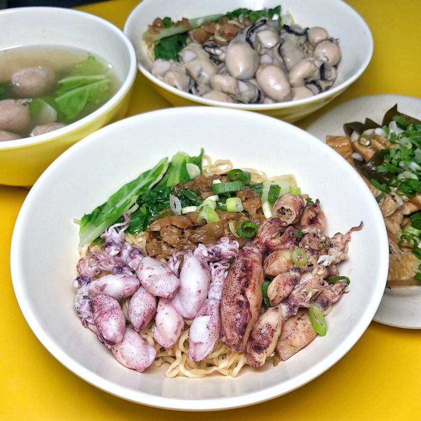 台南北區【天天意麵】新推出隱藏版「鮮蚵意麵」「小卷意麵」新鮮飽滿多汁 每日限量供應售完為止 | 小白只饗ㄔ美食