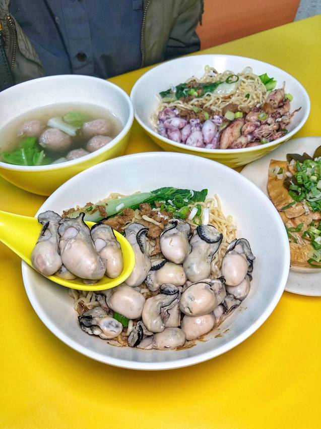台南北區【天天意麵】新推出隱藏版「鮮蚵意麵」「小卷意麵」新鮮飽滿多汁 每日限量供應售完為止 | 小白只饗ㄔ美食