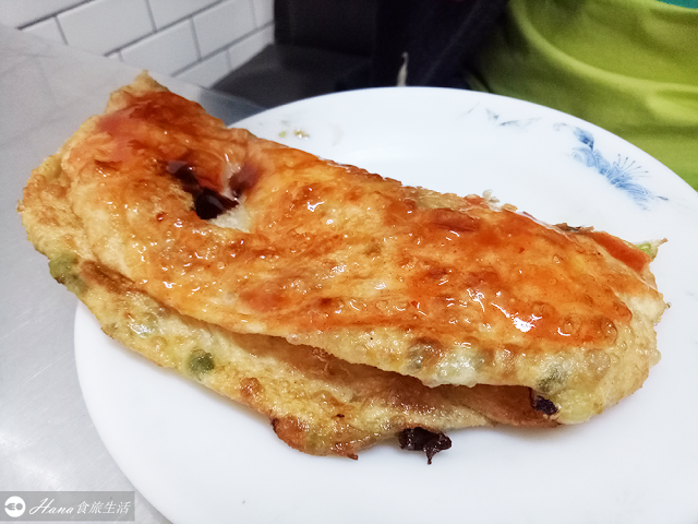 【新北三重】無名蔥油餅(炸蛋餅) | 秀江街隱藏平價早餐美食 用夾子吃的現桿炸蛋餅 傳統古早味飄香