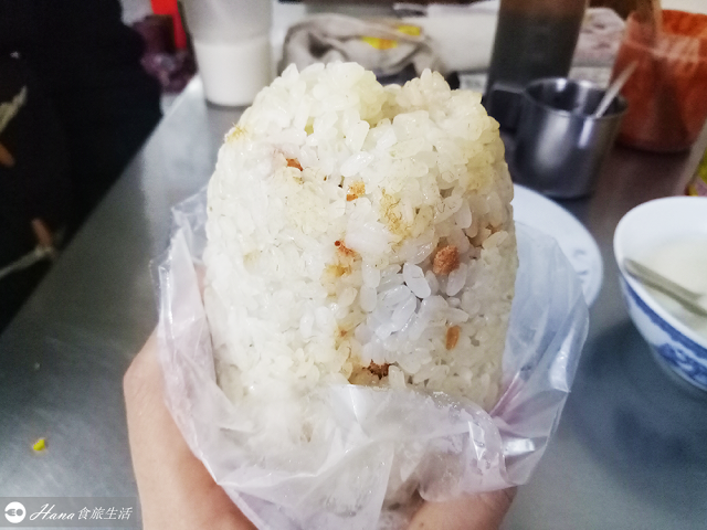 【新北三重】無名蔥油餅(炸蛋餅) | 秀江街隱藏平價早餐美食 用夾子吃的現桿炸蛋餅 傳統古早味飄香