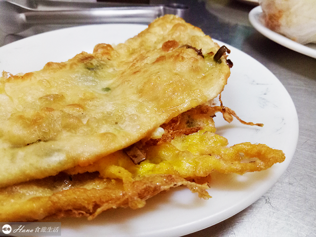 【新北三重】無名蔥油餅(炸蛋餅) | 秀江街隱藏平價早餐美食 用夾子吃的現桿炸蛋餅 傳統古早味飄香