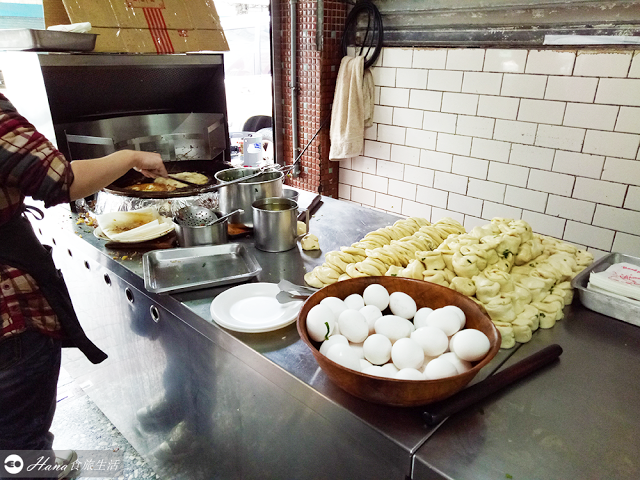 【新北三重】無名蔥油餅(炸蛋餅) | 秀江街隱藏平價早餐美食 用夾子吃的現桿炸蛋餅 傳統古早味飄香