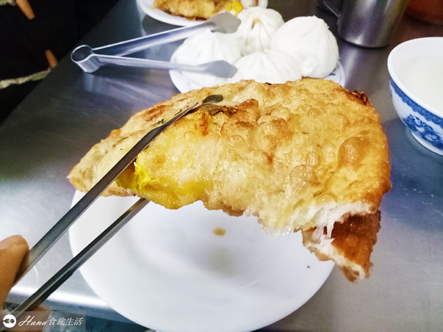 【新北三重】無名蔥油餅(炸蛋餅) | 秀江街隱藏平價早餐美食 用夾子吃的現桿炸蛋餅 傳統古早味飄香