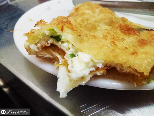 【新北三重】無名蔥油餅(炸蛋餅) | 秀江街隱藏平價早餐美食 用夾子吃的現桿炸蛋餅 傳統古早味飄香