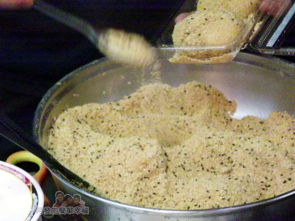 祥記橋頭客家純糖麻糬07-燒麻糬灑上大量的花生粉