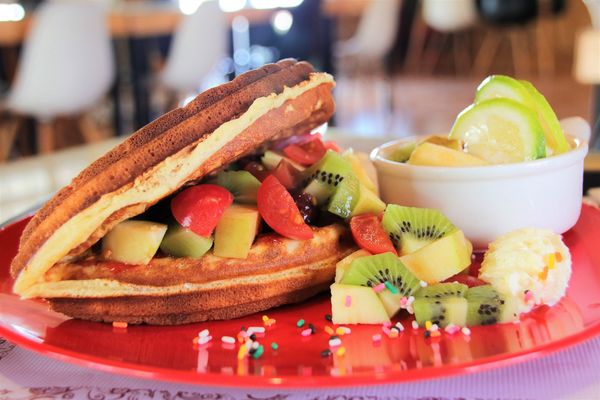 啄木鳥之丘泡腳丫親子餐廳： 【南投景點】啄木鳥之丘泡腳ㄚ親子餐廳~藍白色地中海風格，泡泡腳ㄚ，聊聊天，泡湯配美食滿足又舒心，沙坑及戲水池小孩子很愛