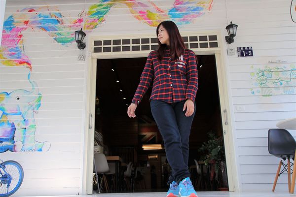 啄木鳥之丘泡腳丫親子餐廳： 【南投景點】啄木鳥之丘泡腳ㄚ親子餐廳~藍白色地中海風格，泡泡腳ㄚ，聊聊天，泡湯配美食滿足又舒心，沙坑及戲水池小孩子很愛