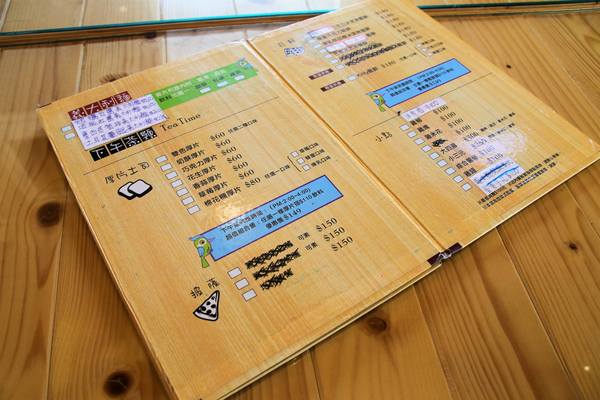 啄木鳥之丘泡腳丫親子餐廳： 【南投景點】啄木鳥之丘泡腳ㄚ親子餐廳~藍白色地中海風格，泡泡腳ㄚ，聊聊天，泡湯配美食滿足又舒心，沙坑及戲水池小孩子很愛