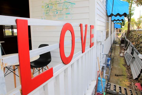 啄木鳥之丘泡腳丫親子餐廳： 【南投景點】啄木鳥之丘泡腳ㄚ親子餐廳~藍白色地中海風格，泡泡腳ㄚ，聊聊天，泡湯配美食滿足又舒心，沙坑及戲水池小孩子很愛