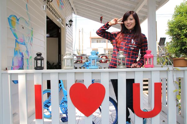 啄木鳥之丘泡腳丫親子餐廳： 【南投景點】啄木鳥之丘泡腳ㄚ親子餐廳~藍白色地中海風格，泡泡腳ㄚ，聊聊天，泡湯配美食滿足又舒心，沙坑及戲水池小孩子很愛