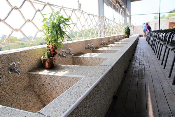 啄木鳥之丘泡腳丫親子餐廳： 【南投景點】啄木鳥之丘泡腳ㄚ親子餐廳~藍白色地中海風格，泡泡腳ㄚ，聊聊天，泡湯配美食滿足又舒心，沙坑及戲水池小孩子很愛