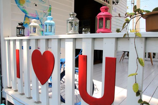 啄木鳥之丘泡腳丫親子餐廳： 【南投景點】啄木鳥之丘泡腳ㄚ親子餐廳~藍白色地中海風格，泡泡腳ㄚ，聊聊天，泡湯配美食滿足又舒心，沙坑及戲水池小孩子很愛