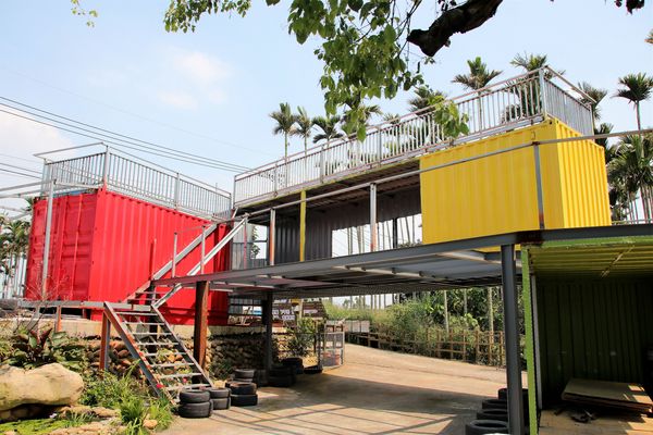 啄木鳥之丘泡腳丫親子餐廳： 【南投景點】啄木鳥之丘泡腳ㄚ親子餐廳~藍白色地中海風格，泡泡腳ㄚ，聊聊天，泡湯配美食滿足又舒心，沙坑及戲水池小孩子很愛