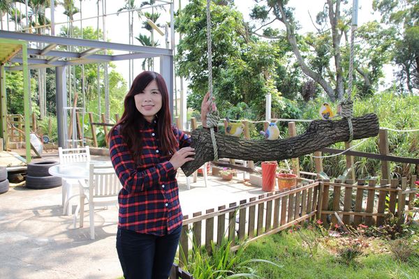 啄木鳥之丘泡腳丫親子餐廳： 【南投景點】啄木鳥之丘泡腳ㄚ親子餐廳~藍白色地中海風格，泡泡腳ㄚ，聊聊天，泡湯配美食滿足又舒心，沙坑及戲水池小孩子很愛